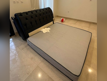 مستلزمات الفراش والسرير ذا وان  أسود