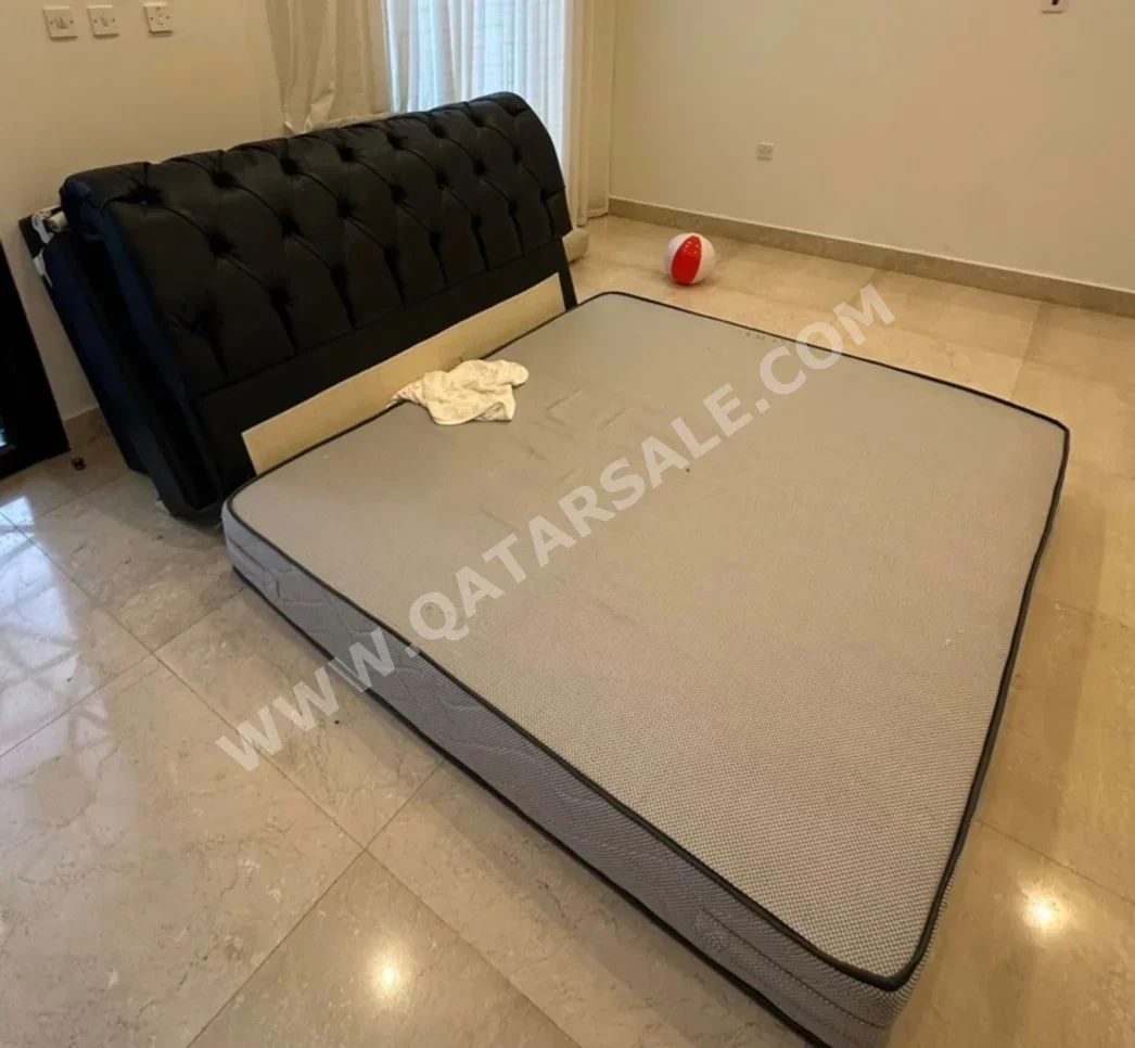 مستلزمات الفراش والسرير ذا وان  أسود