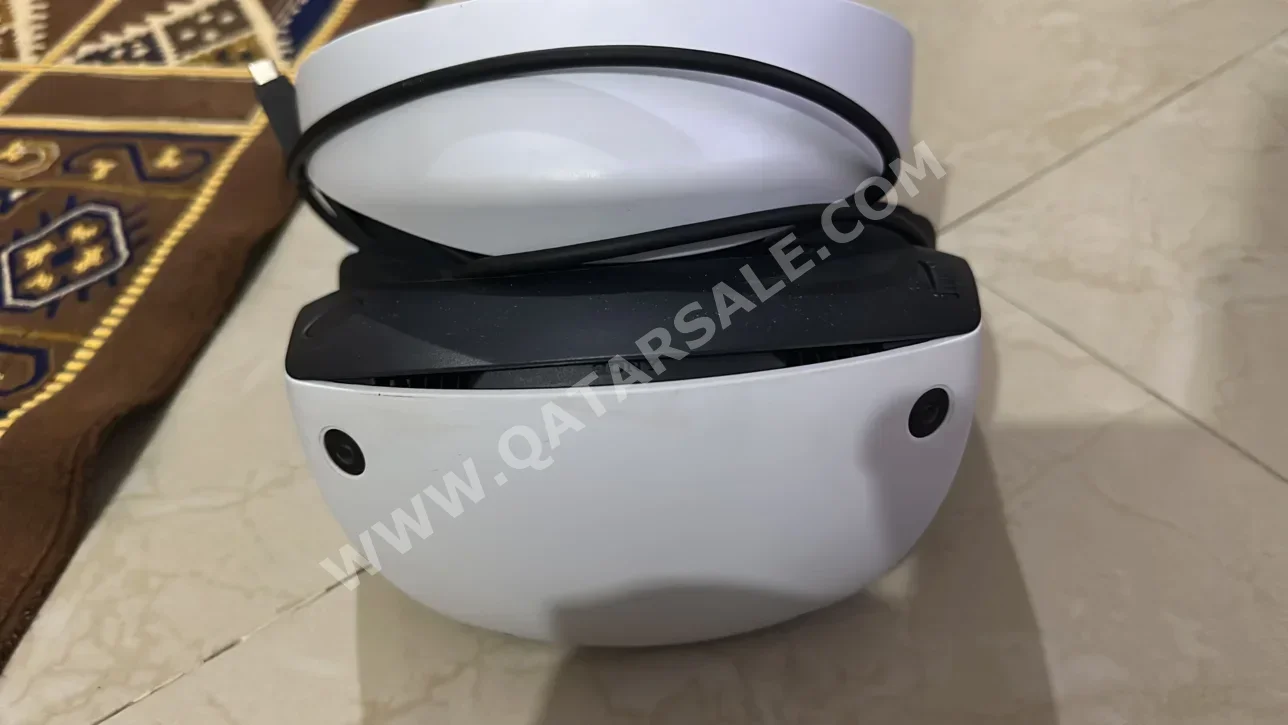 سوني  بي إس - في أر 2  - بلاي ستيشن  تشمل القبضات