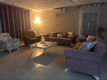 الأرائك والكنب والكراسي كنبة بمقعدين وكرسي بذراعين  - متعدد الألوان  - مع طاولة