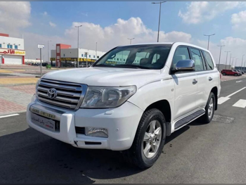 تويوتا  لاند كروزر  في اكس ار  2011  اوتوماتيك  436,000 كم  8 سلندر  دفع رباعي  اس يو في  أبيض