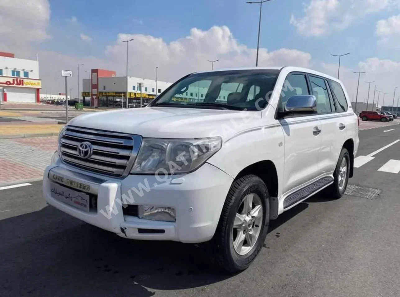 تويوتا لاند كروزر في اكس ار 2011 اوتوماتيك 436,000 كم 8 سلندر دفع رباعي اس يو في أبيض