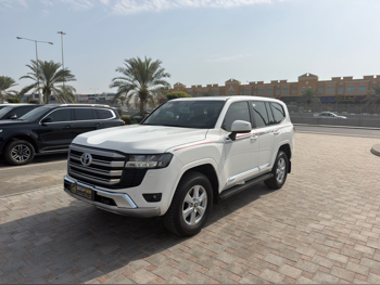 تويوتا  لاند كروزر  جي اكس ار  2025  اوتوماتيك  7,000 كم  6 سلندر  دفع رباعي  اس يو في  أبيض  تحت الضمان