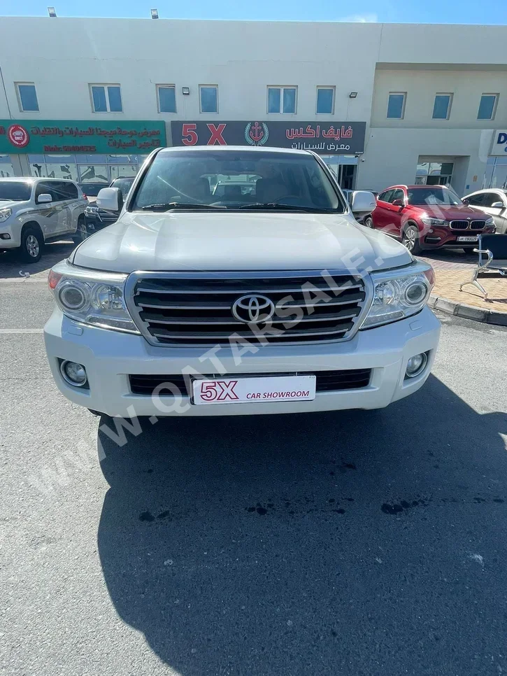 تويوتا  لاند كروزر  جي اكس ار  2013  اوتوماتيك  399,000 كم  8 سلندر  دفع رباعي  اس يو في  أبيض