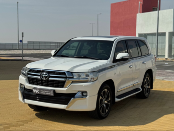 تويوتا  لاند كروزر  في اكس ار  2011  اوتوماتيك  379,000 كم  8 سلندر  دفع رباعي  اس يو في  أبيض