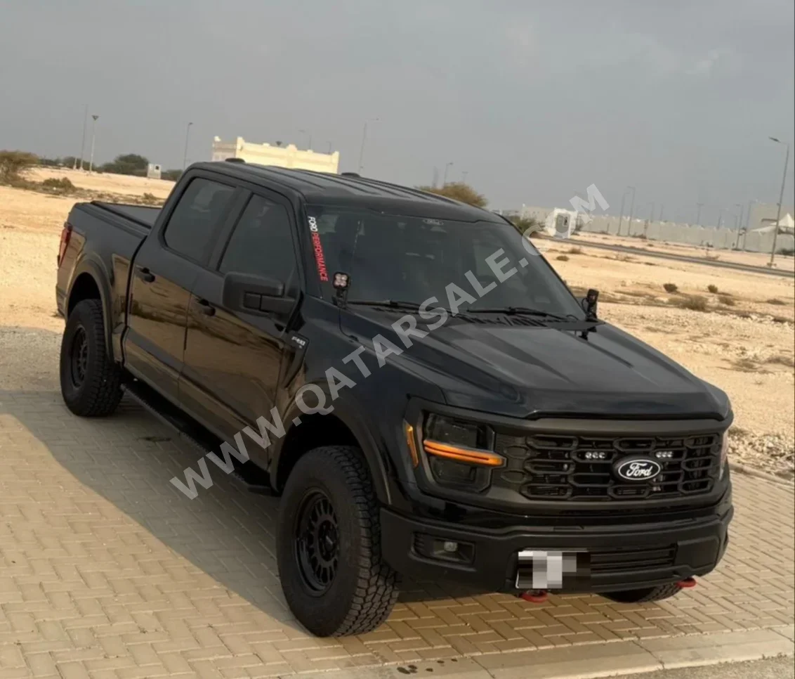 فورد أف 150 2024 اوتوماتيك 27,000 كم 8 سلندر دفع رباعي بيكب أسود تحت الضمان