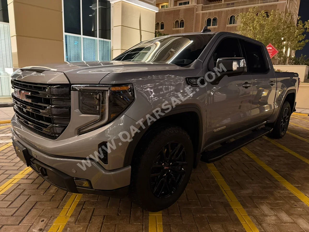 GMC  Sierra  Elevation  2024  Automatic  14,000 Km  8 Cylinder  Four Wheel Drive (4WD)  Pick Up  Gray  With Warranty