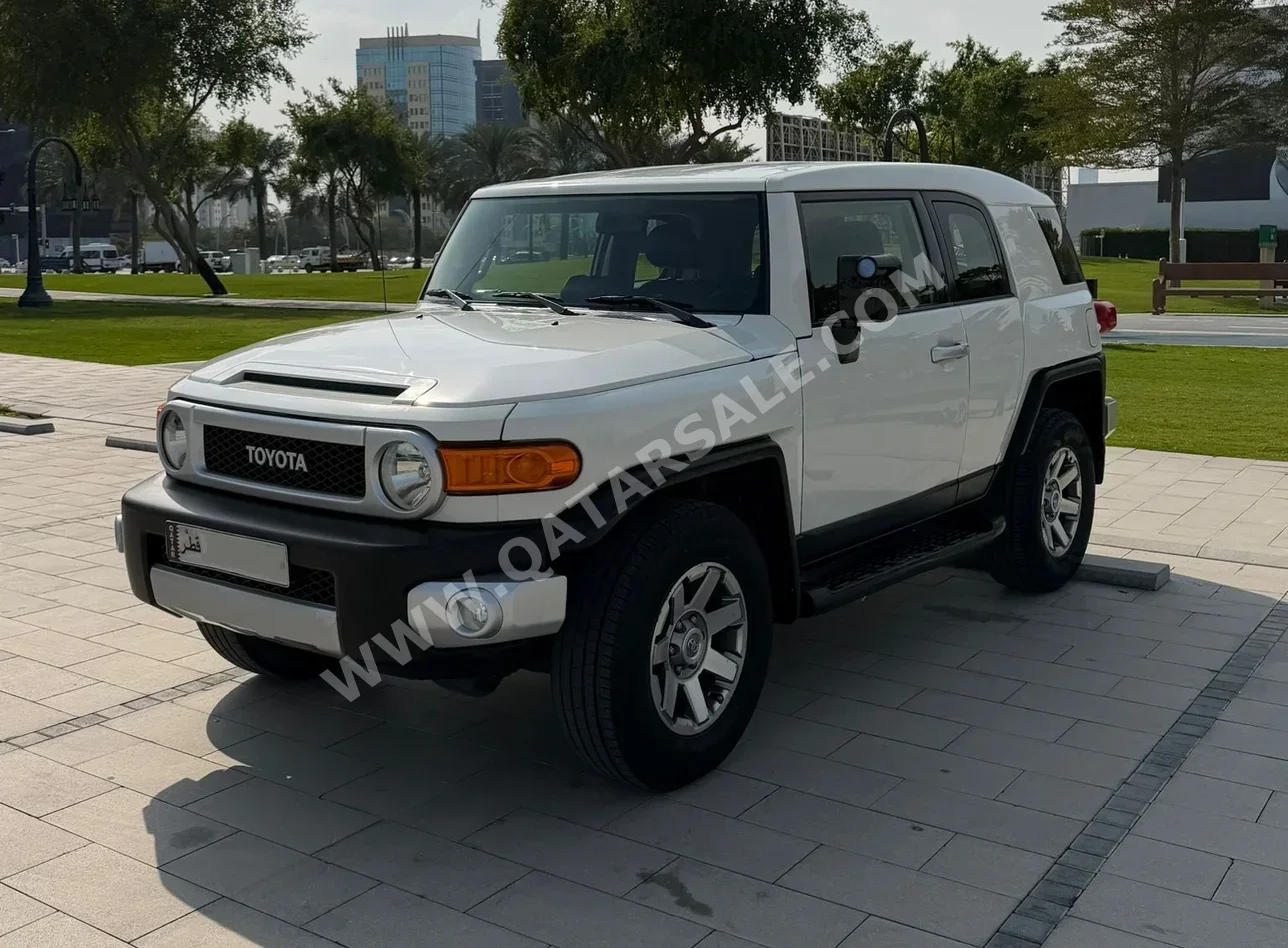 تويوتا  إف جي كروزر  2015  اوتوماتيك  255,000 كم  6 سلندر  دفع رباعي  اس يو في  أبيض