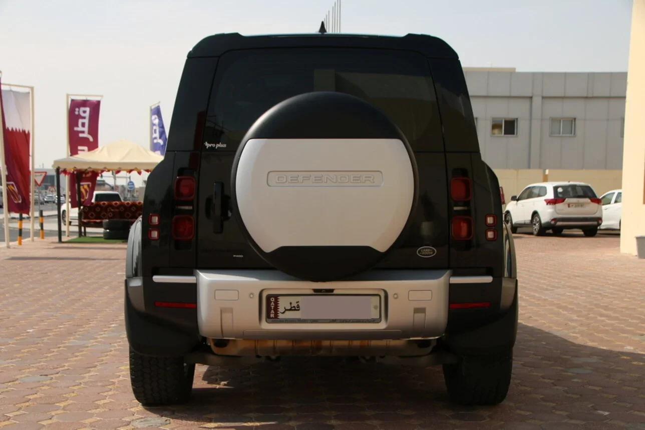 لاند روفر ديفيندر 110 اتش اس اي 2023 اوتوماتيك 86,000 كم 6 سلندر دفع رباعي اس يو في أسود تحت الضمان