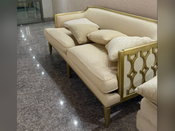 الأرائك والكنب والكراسي اوستر  كنبة بثلاث مثاعد و 4 كراسي بذراعين  - قماش  - اللون البيج