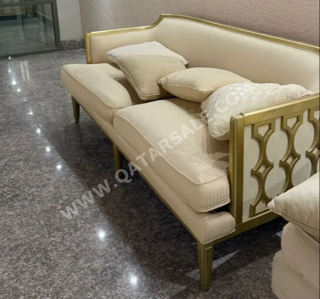 الأرائك والكنب والكراسي اوستر  كنبة بثلاث مثاعد و 4 كراسي بذراعين  - قماش  - اللون البيج
