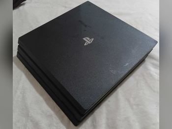 اجهزة العاب الفديو - سوني  - بلاي ستيشن 4 برو  - 1 تيرابايت  -تشمل أجهز تحكم: لا تشمل قبضات