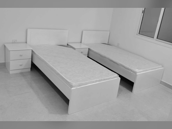 الأسّرة - لايف ستايل  - فردي  - أبيض  - متضمنة المرتبة  - مع طاولة سرير جانبية