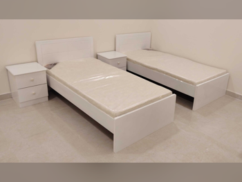 الأسّرة - لايف ستايل  - فردي  - أبيض  - متضمنة المرتبة  - مع طاولة سرير جانبية