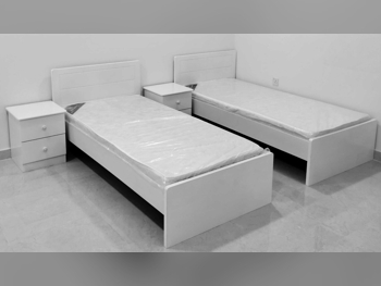 الأسّرة - لايف ستايل  - فردي  - أبيض  - متضمنة المرتبة  - مع طاولة سرير جانبية