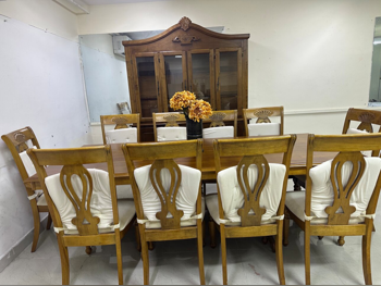 الطاولات والخزائن الجانبية طاولة و كراسيها  - هوم سينتر  - خشب متين  - بنى