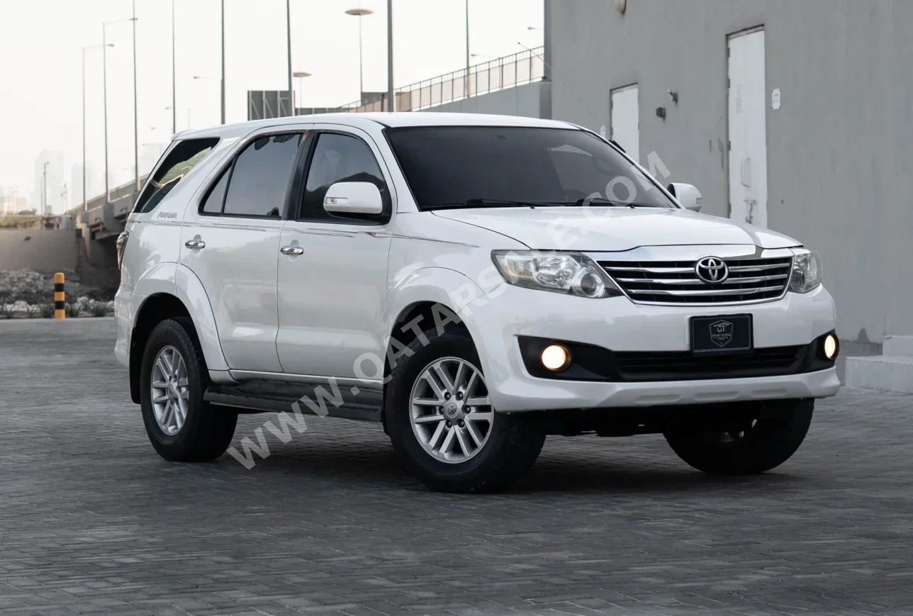 تويوتا برادو جي اكس 2012 اوتوماتيك 270,000 كم 4 سلندر دفع رباعي اس يو في أبيض تحت الضمان