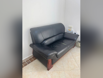 الأرائك والكنب والكراسي كنبة بمقعدين  - جلد صناعي  - أسود