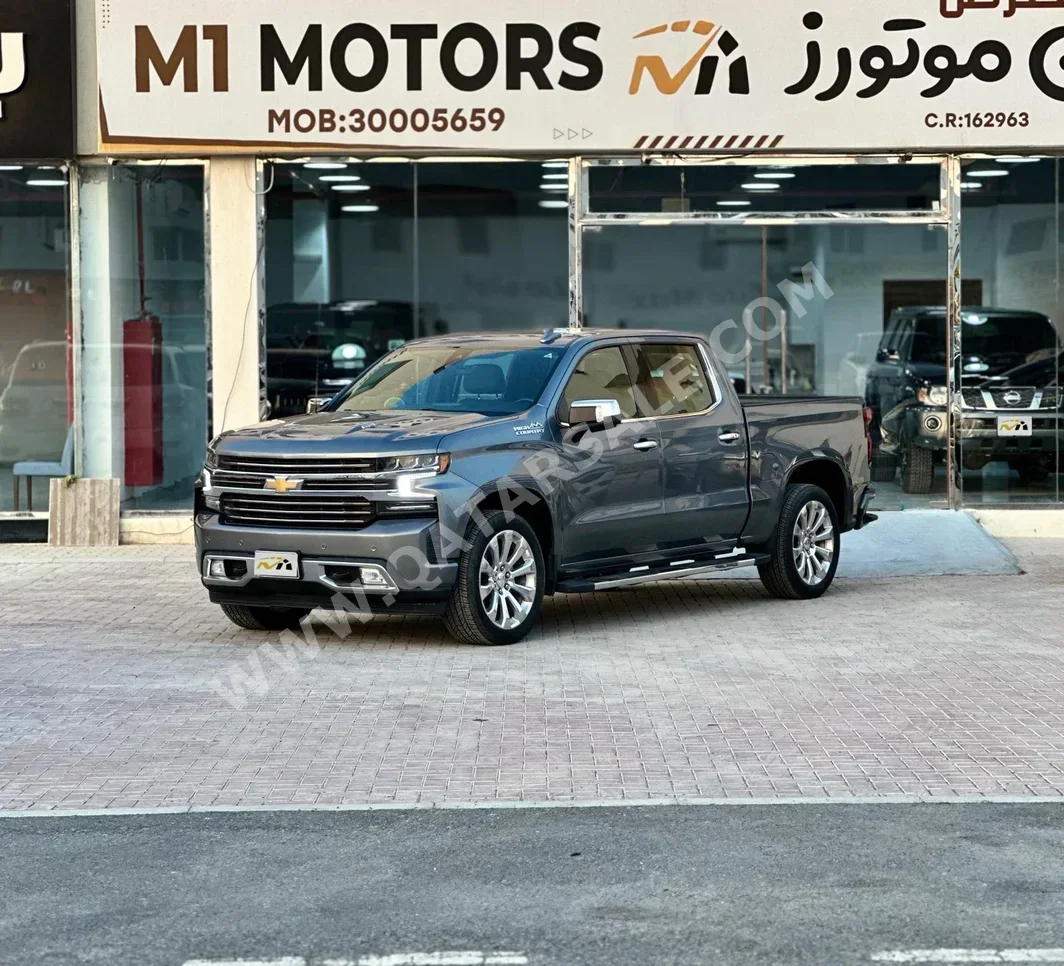 شفروليه سلفرادو هاي كاونتري 2021 اوتوماتيك 26,000 كم 8 سلندر دفع رباعي بيكب رمادي