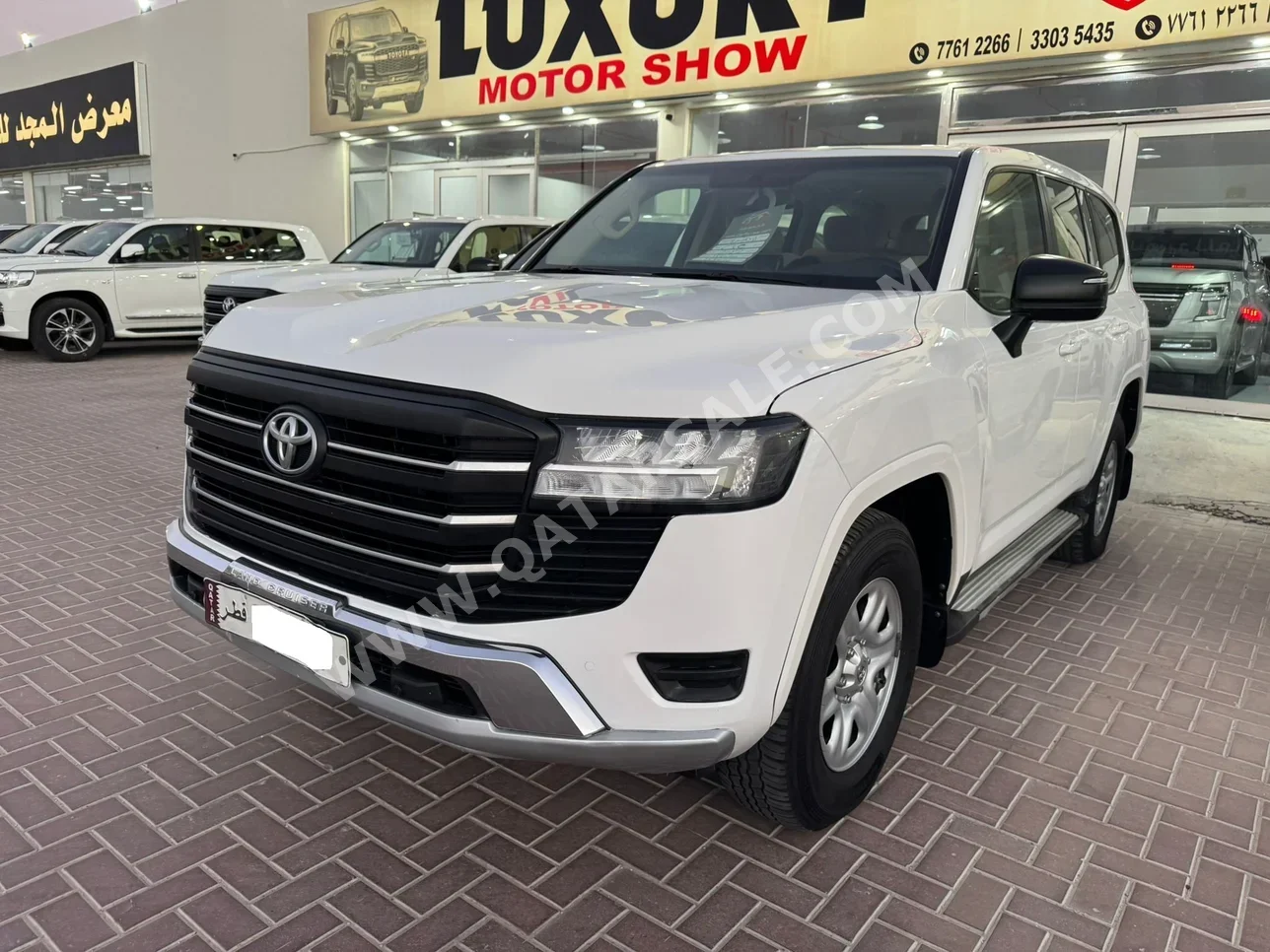 تويوتا  لاند كروزر  جي اكس  2022  اوتوماتيك  195,000 كم  6 سلندر  دفع رباعي  اس يو في  أبيض