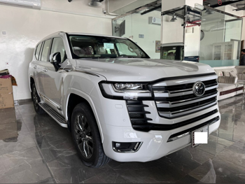 تويوتا  لاند كروزر  في اكس ار توين توربو  2025  اوتوماتيك  0 كم  6 سلندر  دفع رباعي  اس يو في  أبيض  تحت الضمان