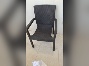 الطاولات والخزائن الجانبية طاولة و كراسيها  - بنى