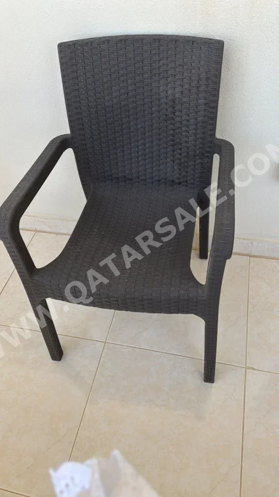 الطاولات والخزائن الجانبية طاولة و كراسيها  - بنى