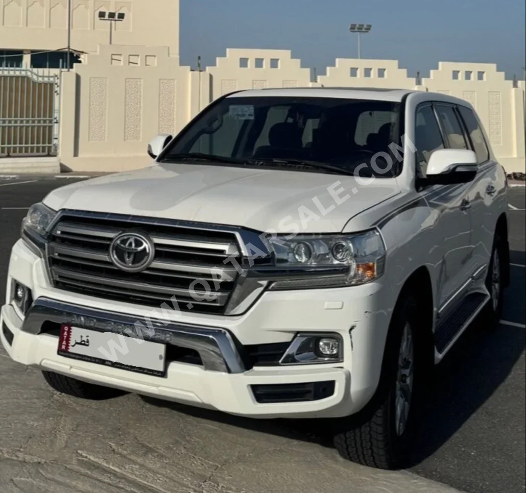 Toyota Land Cruiser GXR 2018 Automatic 212,000 Km 8 Cylinder Four Wheel Drive (4WD) SUV White