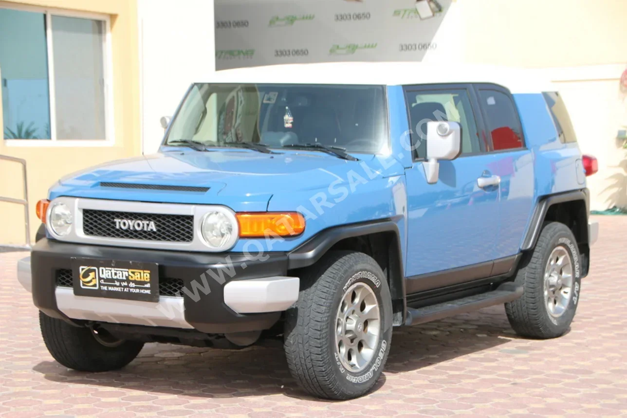 Toyota FJ Cruiser 2013 Automatic 193,000 Km 6 Cylinder Four Wheel Drive (4WD) SUV Blue and Gray