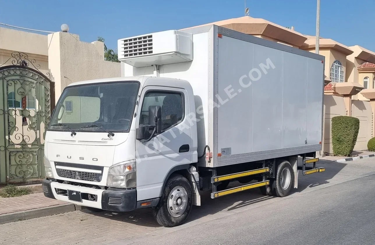 ميتسوبيشي فوزو كنتر 2020 عادي 152,000 كم 4 سلندر سحب امامي ثلاجة أبيض