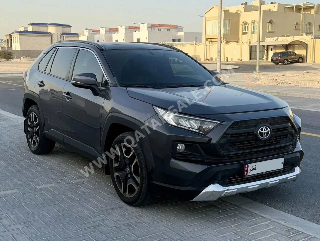 تويوتا راف 4 2020 اوتوماتيك 114,000 كم 4 سلندر دفع رباعي اس يو في رمادي
