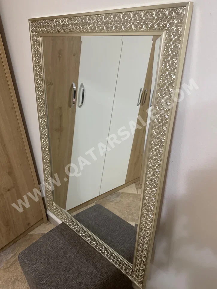 المرايا مرآة فوق خزنة مستطيل اللون البيج