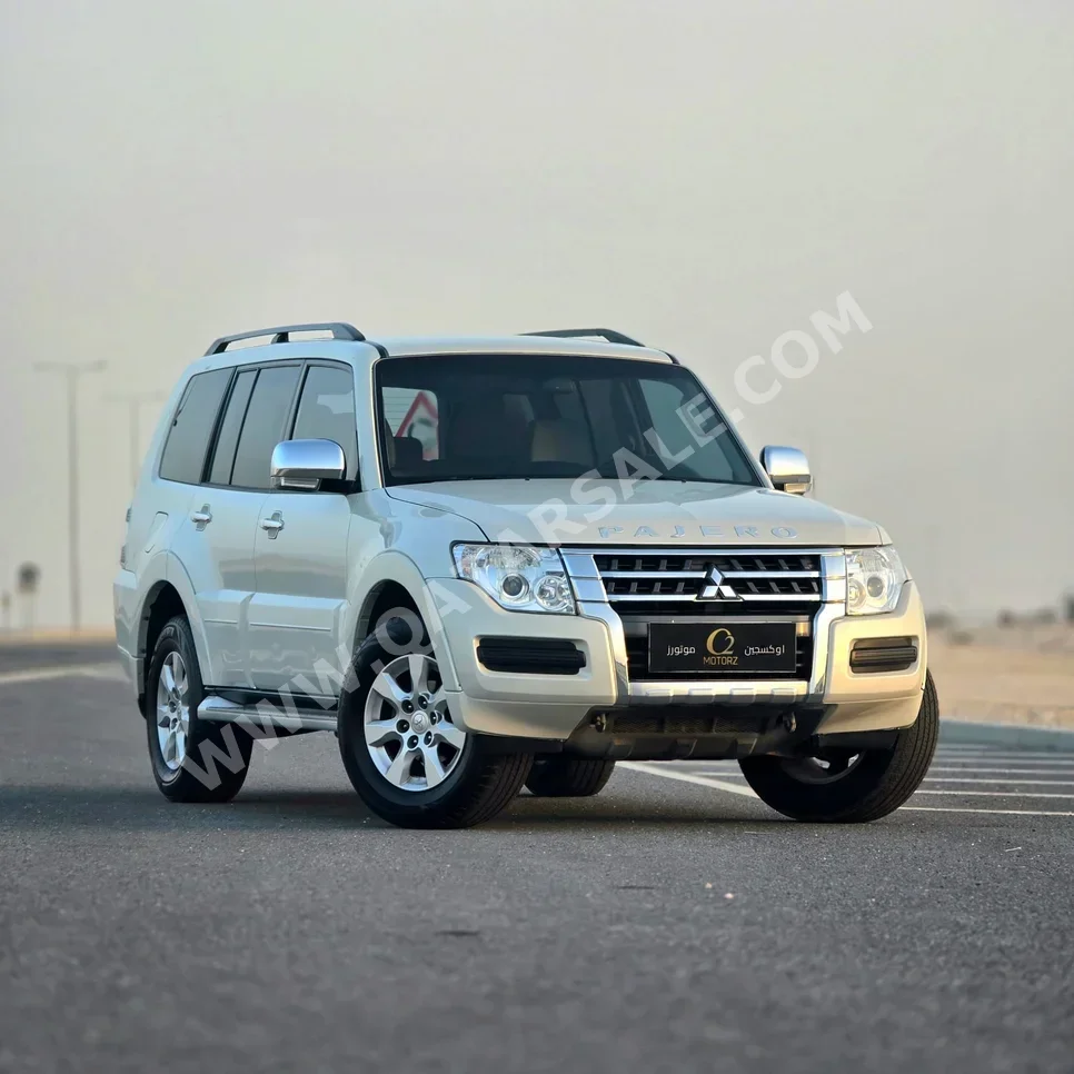 ميتسوبيشي  باجيرو  GLS  2019  اوتوماتيك  117,000 كم  6 سلندر  دفع رباعي  اس يو في  أبيض