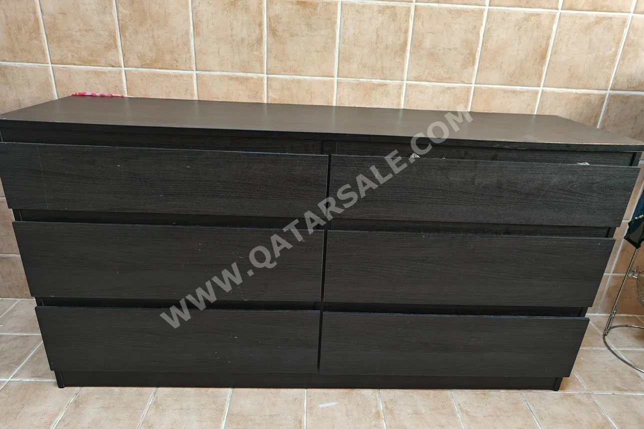 رفوف وخزانات الأحذية