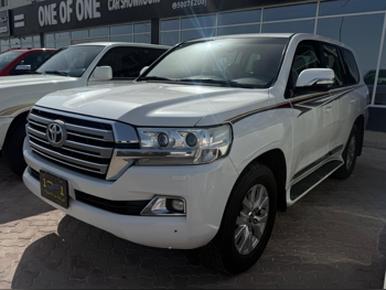 تويوتا  لاند كروزر  جي اكس ار  2018  اوتوماتيك  145,000 كم  6 سلندر  دفع رباعي  اس يو في  أبيض