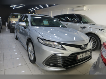 تويوتا  كامري  جي ال اي  2024  اوتوماتيك  61,000 كم  4 سلندر  سحب امامي  سيدان  فضي  تحت الضمان