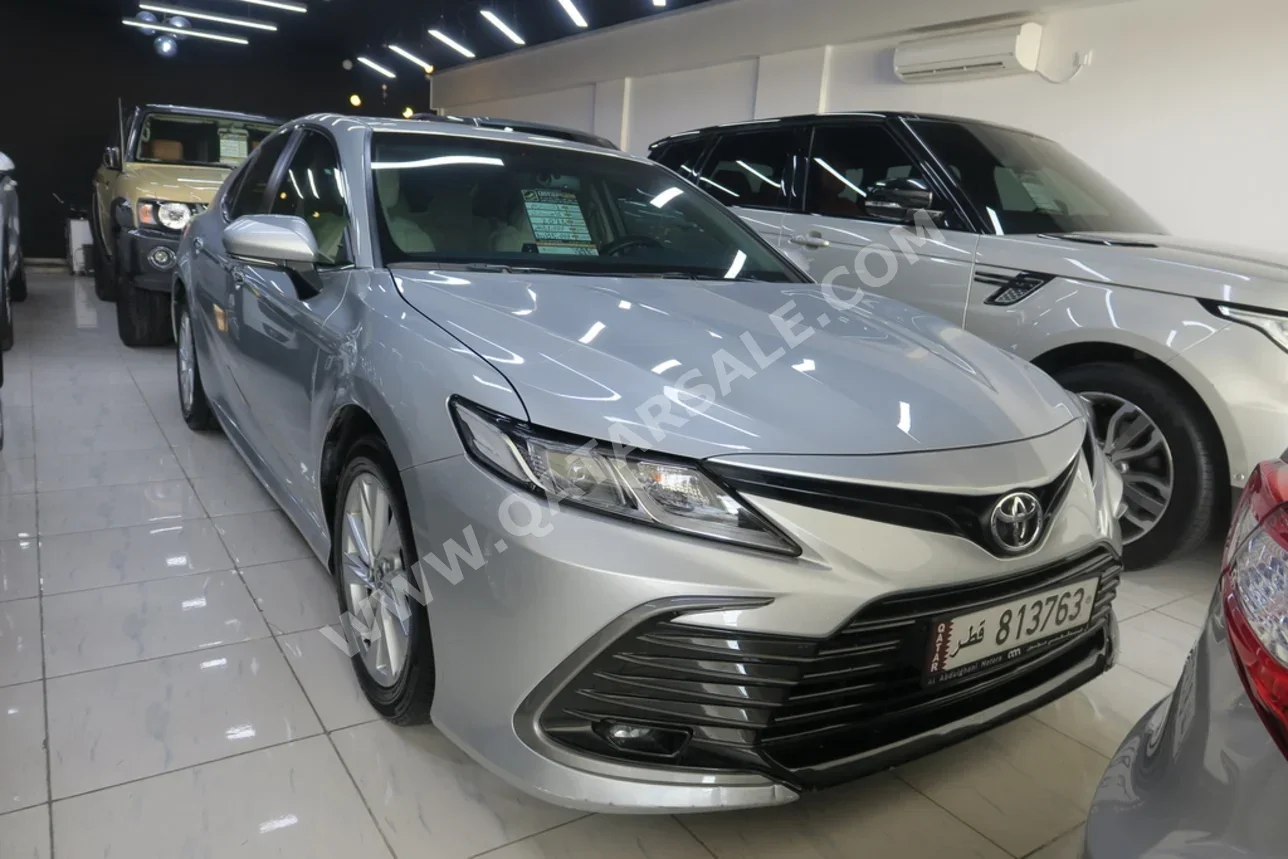 تويوتا كامري جي ال اي 2024 اوتوماتيك 61,000 كم 4 سلندر سحب امامي سيدان فضي تحت الضمان