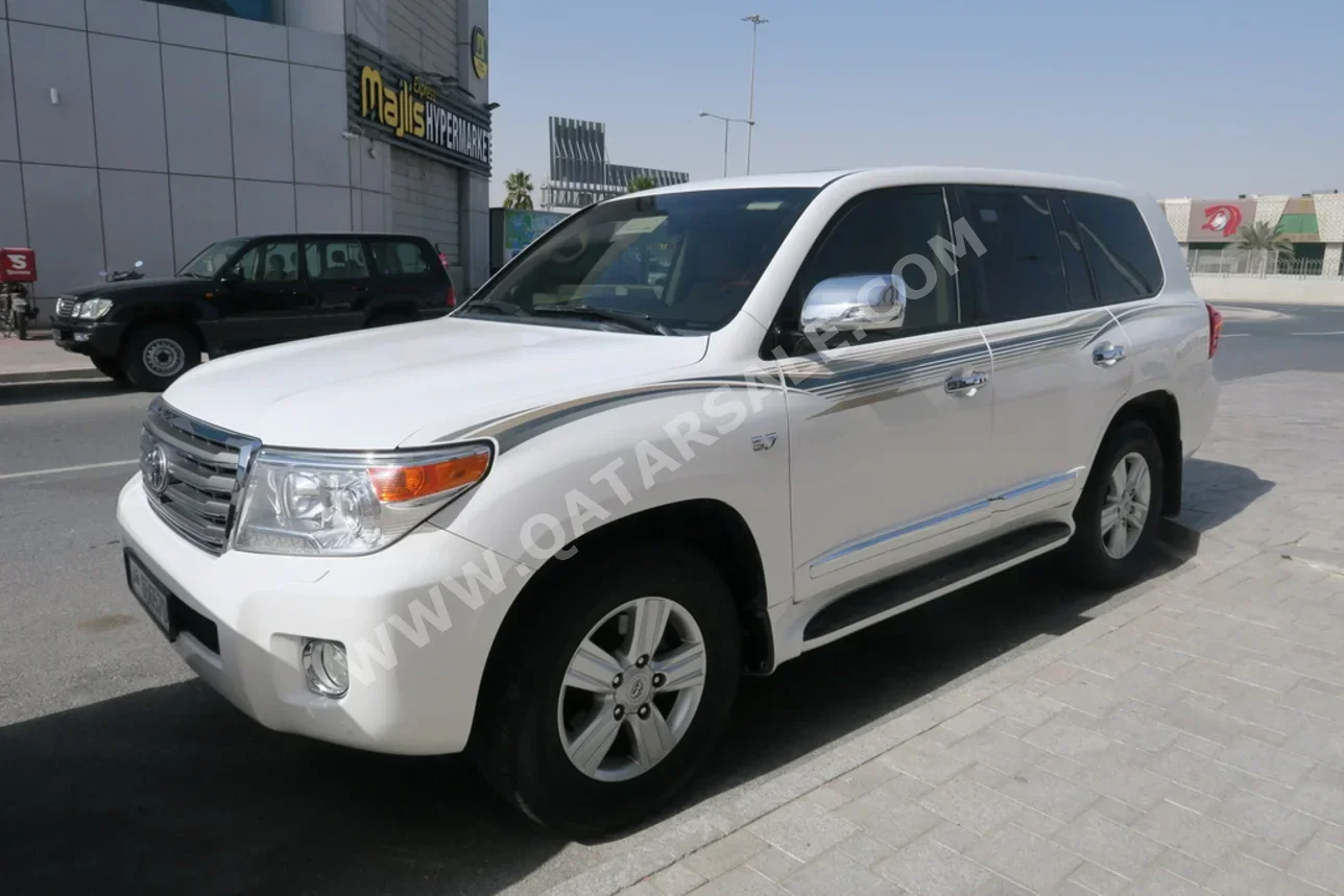 تويوتا لاند كروزر في اكس ار 2015 اوتوماتيك 248,000 كم 8 سلندر دفع رباعي اس يو في أبيض