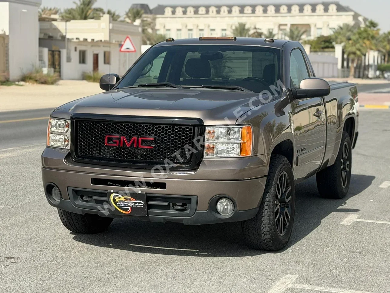 GMC  Sierra  SLE  2013  Automatic  230,000 Km  8 Cylinder  Four Wheel Drive (4WD)  Pick Up  Gray