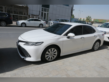 تويوتا  كامري  جي ال اي  2019  اوتوماتيك  215,000 كم  4 سلندر  سحب امامي  سيدان  أبيض