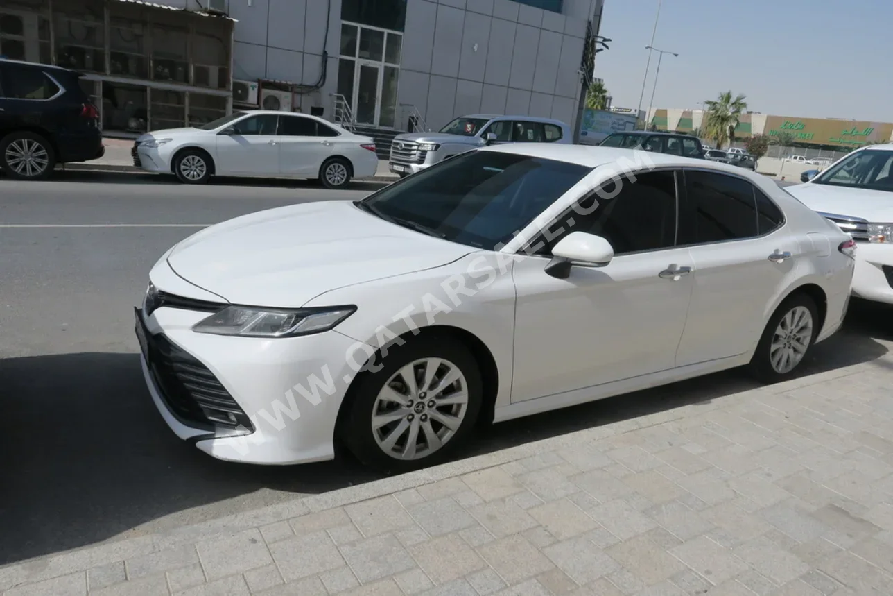 تويوتا كامري جي ال اي 2019 اوتوماتيك 215,000 كم 4 سلندر سحب امامي سيدان أبيض