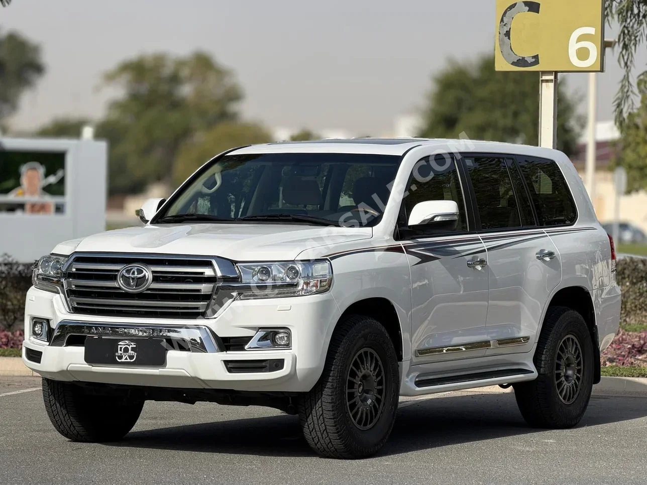 Toyota  Land Cruiser  GXR  2018  Automatic  130,000 Km  8 Cylinder  Four Wheel Drive (4WD)  SUV  White