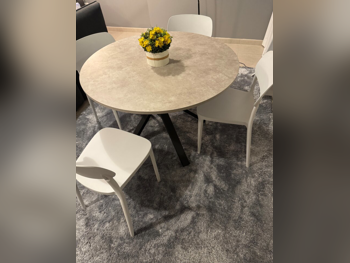 طاولة طعام مع كراسي  - هوم سنتر  - اللون البيج  - 4 مقاعد