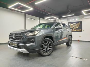 تويوتا  راف 4  2022  اوتوماتيك  32,000 كم  4 سلندر  دفع رباعي  اس يو في  رمادي