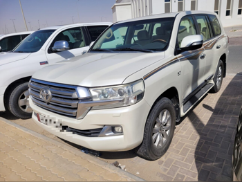 Toyota  Land Cruiser  VXR  2016  Automatic  180,000 Km  8 Cylinder  Four Wheel Drive (4WD)  SUV  White