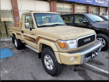 Toyota  Land Cruiser  LX  2020  Manual  157,000 Km  6 Cylinder  Four Wheel Drive (4WD)  Pick Up  Beige
