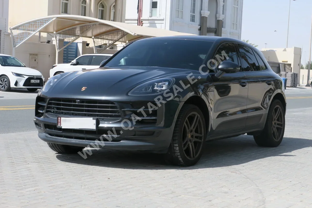 بورش ماكان 2020 اوتوماتيك 136,000 كم 4 سلندر دفع رباعي اس يو في رمادي