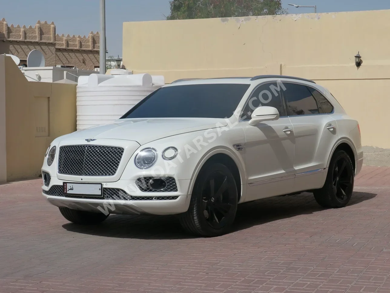 بنتلي  بينتايجا  2018  اوتوماتيك  86,000 كم  12 سلندر  دفع رباعي  اس يو في  أبيض