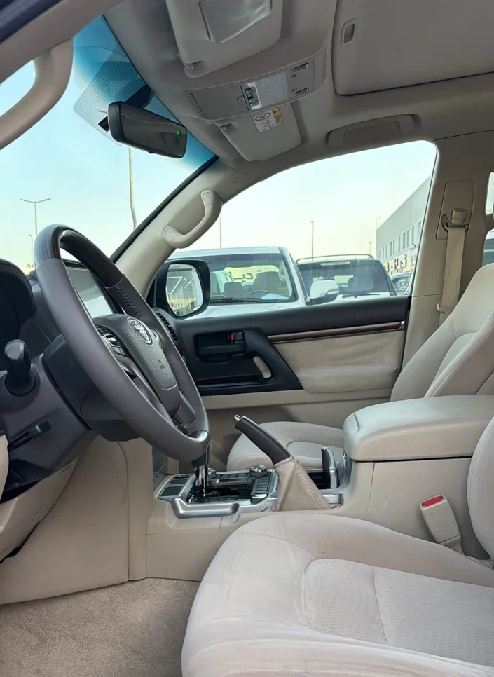 Toyota  Land Cruiser  GXR  2019  Automatic  193,000 Km  8 Cylinder  Four Wheel Drive (4WD)  SUV  Pearl
