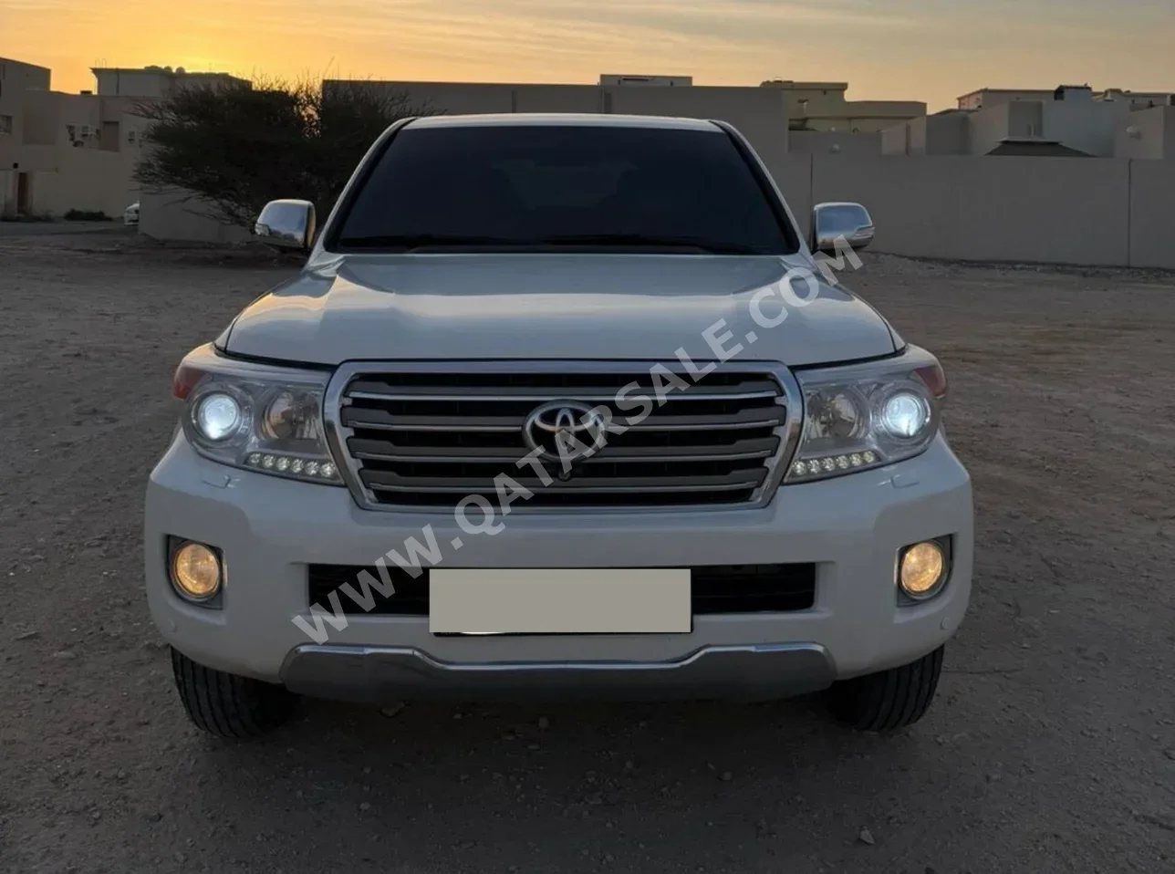 Toyota Land Cruiser VXR 2015 Automatic 268,000 Km 8 Cylinder Four Wheel Drive (4WD) SUV White